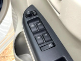 【電動格納ミラー】サイドミラーは電動格納式となっており、狭い駐車場でもキズがつくリスクを抑えられます。