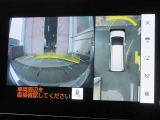パノラミックビューモニター付きです。車両を上から見たような映像をディスプレイオーディオ画面に表示。運転席からの目視だけでは見にくい、車両周辺の状況をリアルタイムでしっかり確認できます。