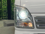 【HIDヘッドライト】非常に明るく前方を照らしてくれるので、悪天候や夜間の走行時も視界良好で安心してお乗りいただけます。