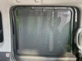 【ロールシェード】日差しや車外からの光が眩しいときにサッと引き出して使える、ロール格納タイプのサンシェードを装備。後席に乗ったお子様がウトウトしだした時など、ぜひご活用ください♪