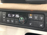 【オートエアコン】一度お好みの温度に設定すれば、車内の温度を検知し風量や温度を自動で調整。暑い&hellip;寒い&hellip;と何度もスイッチ操作をする必要はありません。快適な車内空間には必須の機能ですね♪