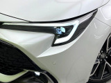 【LEDヘッドライト】悪天候や夜間走行時も良好な視界を確保し安心して運転できる高輝度LEDヘッドライトを装備!点灯速度が早く、消費電力も抑えられています。