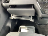 助手席シート下にもうれしい収納スペースを確保☆常備したいものの収納に便利です!