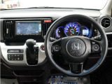 運転にかかわる様々な操作を安全に行えるように視点移動が少なく、操作性に配慮されたスイッチ類が凝縮されたコクピットです。
