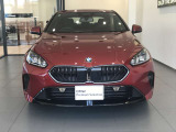 【BMWの伝統-1】BMWの特徴的な&ldquo;キドニーグリル&rdquo;は、80年以上続く伝統の形でございます。変わらないこだわりのデザインが、プレミアムブランド&ldquo;BMW&rdquo;を創り出します。