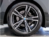 【BMWアロイホイル】軽量かつ強度に拘ったアロイホイル。走行性能ポテンシャルを引き出す設計。車の足元を引き締めてくれる大きなポイントはアロイホイルです。