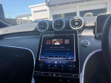 運転中にハンドルから手を離したり前方から目を逸らしたりすることなく、安全に各機能を操作する事ができます。