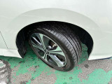 タイヤサイズは215/50R17です。日産純正アルミ装着車です♪
