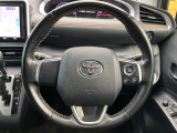 【純正革巻きステアリング】上質な革を使用することで、手にしっかり馴染みとても運転しやすいハンドルです♪
