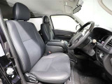 ゆったり室内で運転もしやすいです♪使い勝手の良い配置も考えられています!!