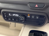 【オートエアコン】一度お好みの温度に設定すれば、車内の温度を検知し風量や温度を自動で調整。暑い&hellip;寒い&hellip;と何度もスイッチ操作をする必要はありません。快適な車内空間には必須の機能ですね♪