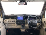 運転席は、大きな座面と包み込むような背もたれがドライバーの身体全体をしっかり支えます。上質なシート素材と座り心地のよいクッションを採用し、長時間の運転やコーナーの多い道も快適です