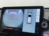 パノラミックビューモニターシステムが付いているので車の上から見た映像が確認できますよ。 一目で車両周辺の情報を確認できますが、直接安全をご確認下さい。