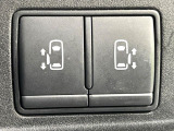 【両側パワースライドドア】スマートキーや運転席のスイッチで後席両側スライドドアの開閉が可能♪電動だから力を入れてドアを開ける必要が無く、小さなお子様でも簡単に開け閉めでき快適です♪