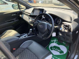 高いホールド性で運転姿勢が安定します。長距離ドライブでも疲れにくいのが魅力です。快適なドライビングライフをお送りください♪