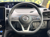 インテリアに合わせたデザインのステアリングは、運転される方のことも考え、運転しやすい形状、大きさです。是非一度、実際に触ってお確かめください。