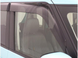 ドアバイザーが既に付いています☆ 車内に熱がこもらないようにしたい時や換気したい時など少しだけ窓を開けておきたい時にとても便利です♪