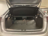 ゆったりとしたトランクルームでございます。たくさんのお荷物の車載が可能でございます。