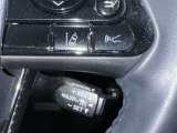 クルーズコントロール機能が付いています。 速度を設定するとアクセルを踏まなくても一定の速度で走ることができます。  高速道路ではとても便利な装置なんです。