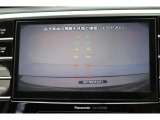 シフトレバーをリバースにすると連動してバックカメラ映像に切り替わります。