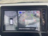 車を真上から見ているように、周囲の状況を把握しながら安心して駐車が行えるアラウンドビューモニター装備!