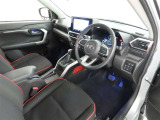 シンプルで使いやすいデザインの運転席です。
