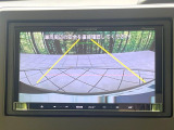【バックカメラ】駐車時に後方がリアルタイム映像で確認できます。大型商業施設や立体駐車場での駐車時や、夜間のバック時に大活躍!運転スキルに関わらず、今や必須となった装備のひとつです!