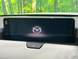 【マツダコネクトナビ】車内の雰囲気にマッチした一体型タイプのナビ。各種車輌設定やBluetooth再生等、様々な機能が楽しめます。直感的なダイヤル操作が可能で、使い勝手も良好です。