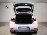 BMWではスペアタイヤが非搭載となるため、スペースは拡大されており、収納スペースとして利用可能。トランクの下にも収納スペースがあり、意外と役に立つスペースでございます。