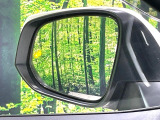 【ブラインドスポットモニター】走行中、ドアミラーの死角になりやすい箇所に後続車が接近するとサイドミラーのレンズに警告を表示!ドライバーに注意喚起をしてくれます。