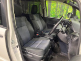 運転席まわりには十分なスペースがあり、大柄な方でもゆったり運転していただける環境です。