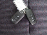 電子キーをポケットやカバンに入れているだけで、ドアの開錠・施錠が行えます。荷物を抱えていてもラクラク開閉です。エンジン始動も行えます。