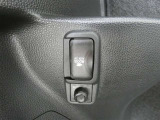 AC100V/1500W対応コンセント。ハイブリッド車ならではの魅力な装備。家電製品も扱えるため非常時も活躍してくれます。