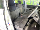 運転席まわりには十分なスペースがあり、大柄な方でもゆったり運転していただける環境です。