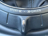 ●ドライビングモード:スポーツモードではダイナミックな走りを。GREENでは、エンジンレスポンスやシフトタイミングの最適化に加え、エアコンの作動も効率的に制御し、燃料消費量を抑制します。