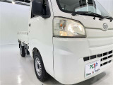 明るいライトが夜道を明るく照らしてくれます。 運転する上で、道路状況をいかに早く認識できるか重要なポイントです。 白色光が暗い道も明るく照らしてくれますよ。