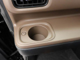 カップホルダーは運転席や助手席からちょうど手の届く位置です!!