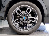 BMWの純正アロイホイールは軽量かつ強度にも優れているホイールで走行性能を引き上げる設計になっております。足元にもBMWは妥協がなくこだわっている個所になります。