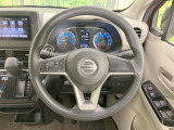 インテリアに合わせたデザインのステアリングは、運転される方のことも考え、運転しやすい形状、大きさです。是非一度、実際に触ってお確かめください。