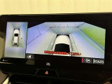 パノラミックビューモニターを装備。駐車場や交差点でクルマを真上から見るように周囲を確認できます。機能の詳細は販売店スタッフまでおたずねください。