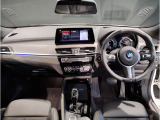 BMWの運転席はドライバーオリエンテッドという構造を採用。ドライバー目線の操作がしやすい設計になっており、ドライブ中にも目線の移動が少なく運転中にも簡単に操作ができます。