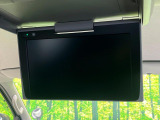 【フリップダウンモニター】大画面モニターで後席でもエンタメをお楽しみいただけます。小さなお子様にも大人気の装備です♪