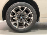 BMWの純正アロイホイールは軽量かつ強度にも優れているホイールで走行性能を引き上げる設計になっております。足元にもBMWは妥協がなくこだわっている個所になります。