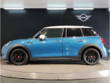 MINIのフロントグリルのデザインはイギリスで生まれた当初から、シルバーのサイドバーが折り重なった伝統的なデザインで御座います。その伝統はBMWのお車になってからでも少しずつ形を変えて守られております
