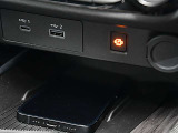 フロントセンタートレイにはワイヤレスの充電器を備えています。