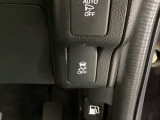 VSA装備車です。VSAはドライバーの操作と車の動きを見守っています。もし車の挙動が乱れたとき、4輪別々にブレーキをかけたり、エンジンパワーをしぼることによって車を安定させます。