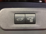 【パワーバックドア】スマートキーや運転席のボタンを押すだけでリアゲートが自動で開閉します!荷物を持っている時や、高い位置にあるバックドアを閉める際に便利な機能です♪