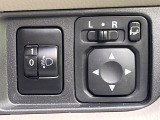 【電動格納ミラー】サイドミラーは電動格納式となっており、狭い駐車場でもキズがつくリスクを抑えられます。