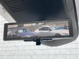 【デジタルインナーミラー】車両後方カメラの映像をミラーに映すことが出来ます。 そのため、後席に人や荷物があって後方が見えづらい場合でもしっかり視界を確保することが出来ます。