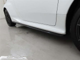 TRD製GRサイドスカートを装着しております。